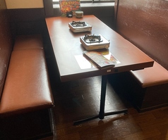 ５名様～６名様の広々したテーブル席ですコンロ２台なので、２種類の辛さを選べるのも◎