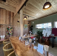 【囲むように配置された、こだわりのカウンター席です】