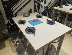 少人数での飲み会に最適なテーブル席になります!レイアウト可能で大人数にも対応できます。