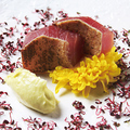 料理メニュー写真 ・魚・　本鮪のステーキ～白い山葵と２種類のお花～
