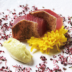 ・魚・　本鮪のステーキ～白い山葵と２種類のお花～
