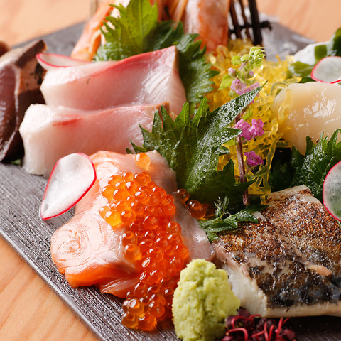 漁港直送の魚介料理や生牡蠣を味わいながら日本酒・焼酎がお気軽に楽しめるお店です。