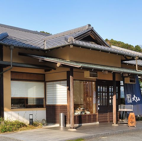 和風モダンな造りの店内。アットホームな雰囲気の当店でごゆっくりしませんか。