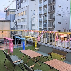 芝生の上でくつろげるテラス席◎ベンチ&テーブル席と、立ち飲みスタンドエリアをご用意しております。