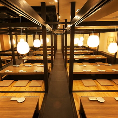 【貸切は最大120名様まで】本格和食をごゆっくりとお楽しみいただけるよう、自然素材で落ち着きのある優しい和風空間に。ご予約人数が90名様を超える場合は貸切宴会も可能でございます。