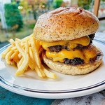 ハンバーガーも人気商品！！