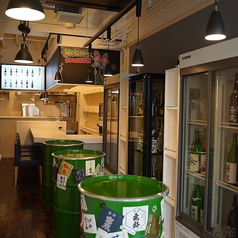 少人数のお集まりに最適なテーブル席もございます。貸切のご予約も承りますので、各種宴会にもご利用ください。