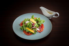 フレッシュトマトと彩り野菜のグリーンサラダ