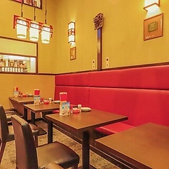 【くつろぎのテーブル席】友人や家族との会話が弾む空間。リラックスした時間を過ごせる、広々としたテーブル席をご用意しています！