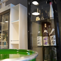 本厚木駅から徒歩7分ほどの場所に位置する当店。店内の壁にはイラストが描かれ、お洒落な空間が広がっています。