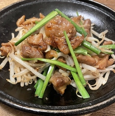 鶏皮と豚ホルモンの鉄板焼き