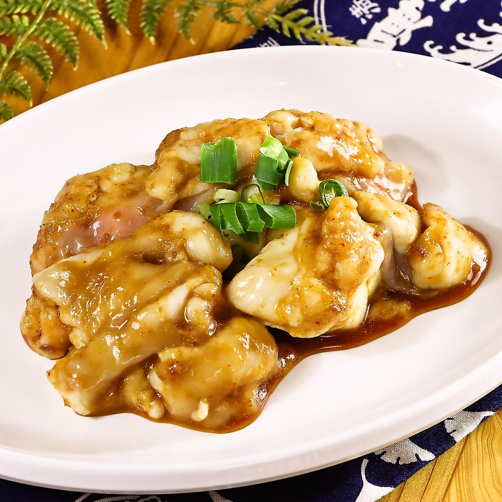 ホルモンの王様【丸腸ホルモン】を赤辛味噌で味わう絶品の一品！一人飲みにもおすすめです！