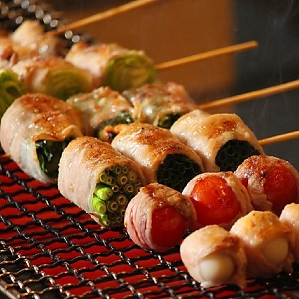 じっくり焼き上げる絶品メニュー！　2人でシェアもできる焼鳥盛り合わせ