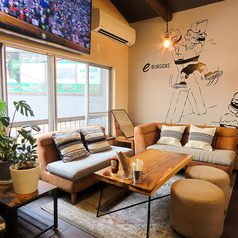 ゆったりできるソファー席で、友達との楽しい集まりや女子会をお楽しみください。心地よい空間が、まったりおしゃべりするのにぴったりの落ち着いた雰囲気です。おしゃべりが一層楽しくなること間違いありません。