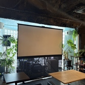 巨大スクリーンございます。宴会・パーティーの際に大人数でのカラオケはもちろん、ビンゴゲーム等のパーティーゲームや結婚式2次会のサプライズムービーも投影できます◎