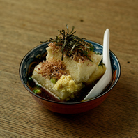 揚げ出し豆腐に味を染みこませる。料理長おすすめの一皿