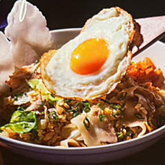 豚肉のピリ辛レタスチャーハン(2辛)/豚肉あんかけスタミナカレーピラフ(1辛)　各
