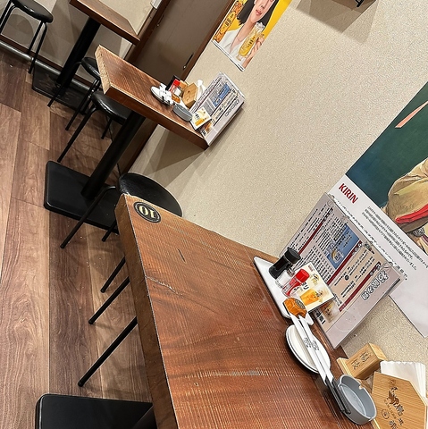 炭火焼き鳥をリーズナブルに楽しめる居酒屋。個室や貸切にも対応します。