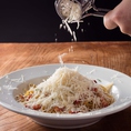 【青山一丁目】ラパウザは気軽に入れるイタリアンレストランです。自慢のピッツァは高温窯で焼き上げおりますので、イタリアの味を楽しめます。上質なパスタ、チーズにオリーブオイル、イタリア直輸入のトマトを使ったソースなど、本場の素材を味わえます。パーティーコースは、リーズナブルな価格でご利用いただけます。