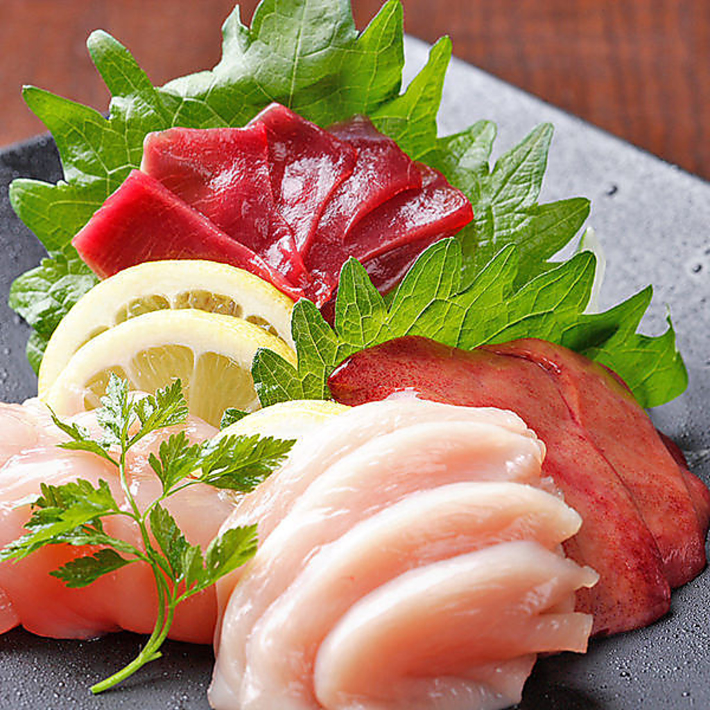 当店自慢の朝挽き鶏を使った逸品の数々！新鮮だからできる鶏の刺身を是非召し上がれ！