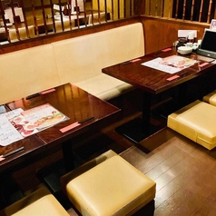 【カウンター席（1～10名様）】お一人様でもご利用いただきやすいカウンター席◎ご夫婦やご友人とのお食事や、デート、お一人様でもご利用いただきやすいカウンター席！落ち着きのあるモダンな店内で、当店こだわりの料理とドリンクをご堪能ください。