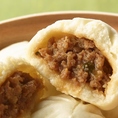 「皇朝」の看板商品である世界チャンピオン肉まん。天然酵母・自然発酵で出来た老麺生地により、もちもちの食感と自然な香りを味わえる、一口サイズで食べやすい肉まんです。食べ放題でご提供します！