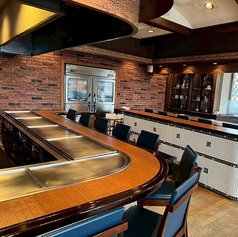 カウンター席ではシェフが目の前で焼き上げる本物の味を満喫していただけます。臨場感と迫力満点◎目・香り・舌でお愉しみください。私たちは伝統の味を守りながら、より多くの皆様へ食を通して“幸福感”をご堪能していただきたいと願っています。