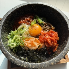 旨味際立つ熱々おこげ！自家製ナムルの石焼きビビンバ