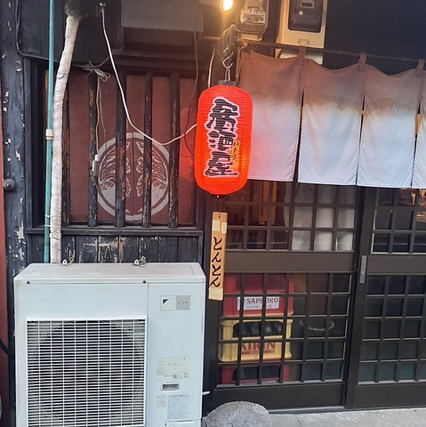昔ながらの赤提灯のような店内。常連さんとも和気あいあいとできるお店”とんとん”
