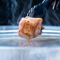 水晶プレートで焼き上げる様々な銘柄鶏の盛合わせを堪能