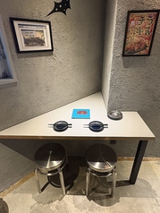 お洒落な角の2名席になります!カップルには最適かも!!