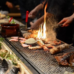 串焼きや浜焼きなどを自分で焼きながら楽しめるお店