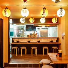 【1名様～8名様までご利用可能】カウンター席は、お仕事帰りの一杯やちょい飲みに最適です。目の前で丁寧に焼き上げる串焼きを眺めながら、臨場感あふれるひとときを楽しめます。お一人様はもちろん、少人数でのご利用にもぴったり◎温かみのある雰囲気で、心地よい時間をお過ごしください♪