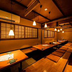 10名様までご利用可能な堀ごたつ座敷を2部屋ご用意しております。2部屋の仕切りを外せば最大24名様までご利用可能です。会社宴会や歓送迎会、接待、会食などさまざまな用途にご利用いただけます。温かみのある和の雰囲気が居心地良く、足を伸ばしてゆったりとお寛ぎいただけます。