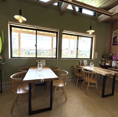 【テーブル席】大きな窓と吹き抜けは店内を明るく照らし出し、席の間も広くとっておりますので、広々とした雰囲気の中でお食事をお楽しみいただけます。木材を貴重とした店内や、温かみのある暖色系の照明はどこか懐かしい雰囲気♪ゆったりとお寛ぎいただけるテーブル席は、お食事や小規模でのお集まりなどにピッタリです！