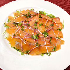 スモークサーモンのカルパッチョ レモンドレッシング