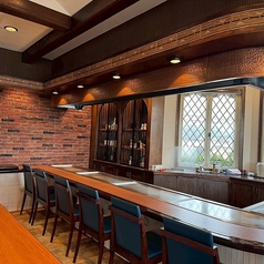 カウンター席は、その臨場感と迫力を味わいながら、お料理が出来るまでをお楽しみいただける特等席。厳選された素材をシェフが目の前で焼き上げる本物の味を満喫していただけます。目の前で調理を楽しみながら味だけでなく、音と匂いもご一緒にご堪能ください。