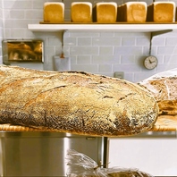 大きなフランスパン、田舎パンはグラム単位で量り売り！