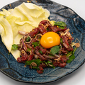 料理メニュー写真 馬刺しを使った生ラープ