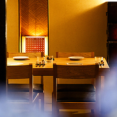 会社の同僚やご友人同士のお集まりに最適なテーブル席。落ち着いた色合いのインテリアで統一された空間は、和やかな会食の場を演出します。広めのテーブルで、自慢のロッシーニや季節のパスタを囲みながら、ゆったりとお食事をお楽しみください。