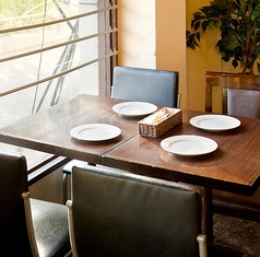 4名様テーブル×8席