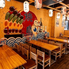 【広々テーブル席】広めのテーブル席は、20名様～100名様までご案内可能です。グループ飲みなどの各種宴会に最適！お祭りの雰囲気が漂う、提灯が灯る温かい空間で、こだわりの料理とお酒をお楽しみください♪お席のみのご予約OKです。お電話でご予約ください。