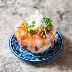 こぼれ炙りサーモン丼/ごまカンパチ丼　各