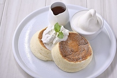 口の中で消える魔法の食感。じっくり焼き上げる、当店自慢の「ふわしゅわパンケーキ 各種」の写真