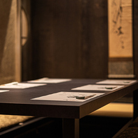 落ち着いた雰囲気のテーブル席でゆったりと