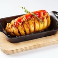 料理メニュー写真&nbsp;丸ごとポテトとスモークソーセージのカリーブルスト “ハッセルバック”