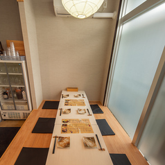 少人数でのご宴会や特別な集まりに最適な、最大8名様までご利用いただけるお座敷席を1卓ご用意しております。足を伸ばしてゆったりとくつろげる心地よい和風空間は、ご家族での団らんや親しいご友人との飲み会にぴったり。周囲を気にせずプライベートな時間を過ごせる特別なお席で、楽しい宴をお過ごしください。