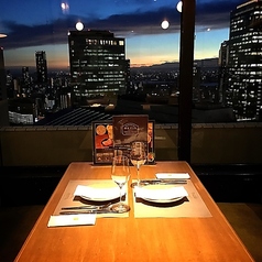 夜景の広がる窓際席
