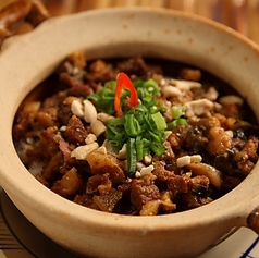 甘辛い煮豚と高菜の土鍋焼きごはん (Com Thit Kho Dua Cai Chua)