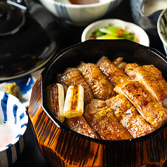 人気No.1!「食べくらべ」“純鶏”名古屋コーチン特上もも肉とうまかハーブ鶏もも肉の鶏ひつまぶし